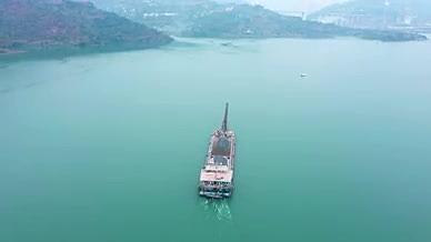 4K航拍长江轮船运输砂石材料建设工程视频视频的预览图